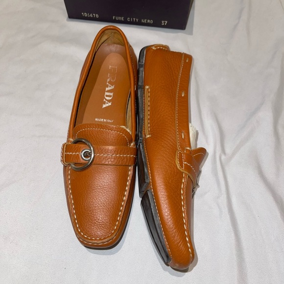 Vintage Prada loafer with rubber sole. Brown soft leather with buckle detailing - Picture 4 of 7